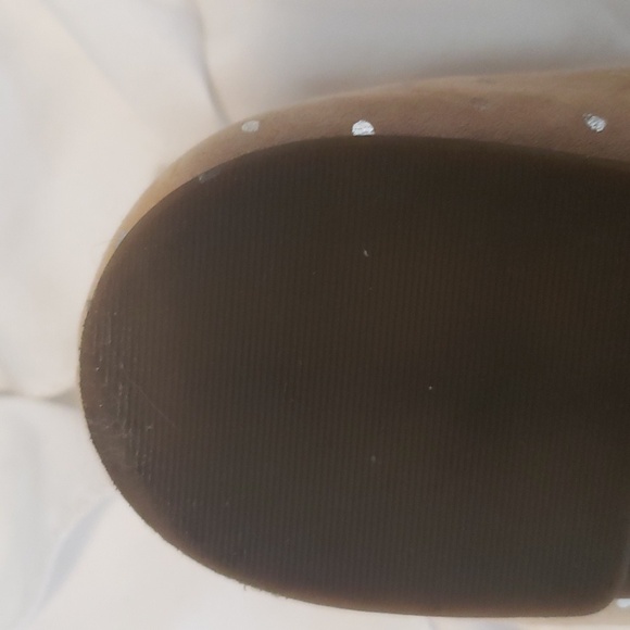 Shoes - Picture 7 of 8